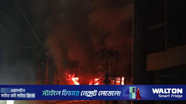 প্রথম আলো ও ডেইলি স্টারে ভাঙচুর-আগুন