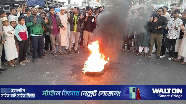 ওসমান হাদি গুলিবিদ্ধ: ঝালকাঠিতে সড়ক অবরোধ