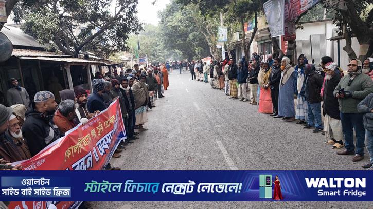 পাবনায় গরু চুরির প্রতিবাদে রাস্তা অবরোধ করে এলাকাবাসীর বিক্ষোভ