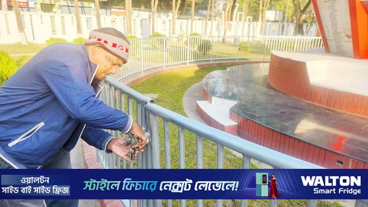 স্মৃতিসৌধে তালা, ফুল দিতে গিয়ে ক্ষুব্ধ সাংবাদিক