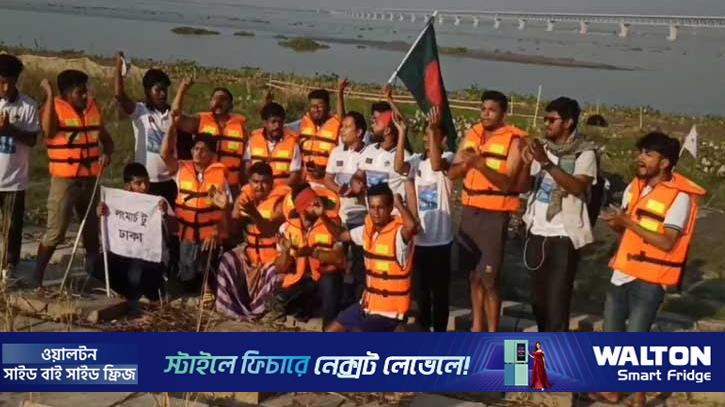 লংমার্চে অংশ নেওয়া ১০ যুবকের সাঁতরে পদ্মা পাড়ির চেষ্টা