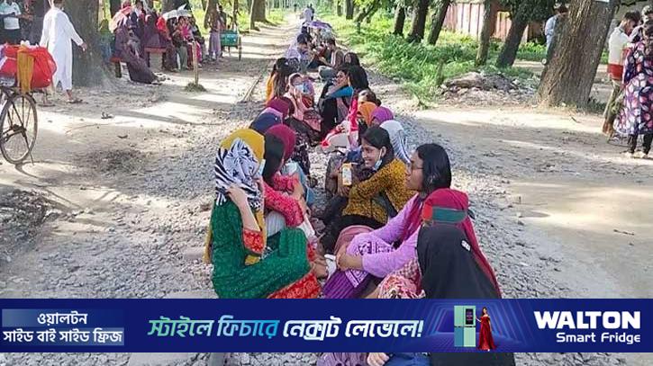 ময়মনসিংহে রেললাইন অবরোধ অব্যাহত, দুর্ভোগ চরমে