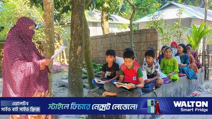 স্কুলে যাওয়ার পথ বন্ধ, গাছতলায় পাঠদান 