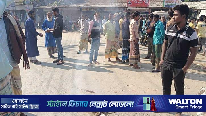 লালমনিরহাটে সারের দাবিতে সড়ক অবরোধ করে বিক্ষোভ