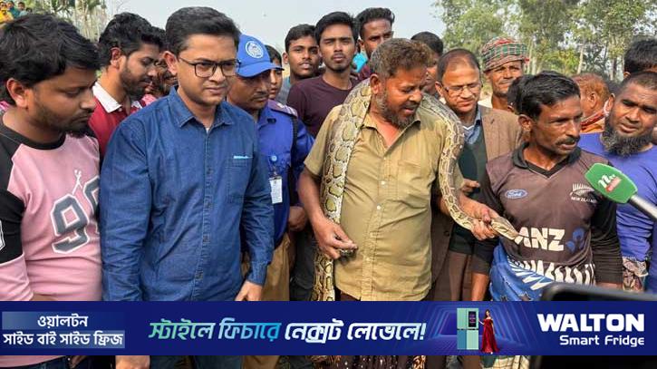 কুড়িগ্রামে ৯ ফুট লম্বা অজগর সাপ উদ্ধার 