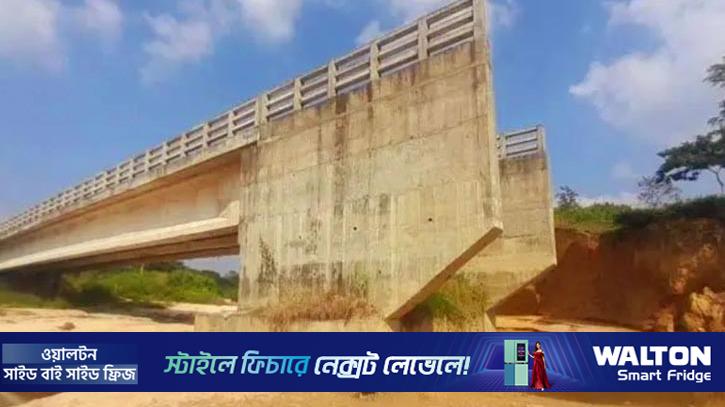 সেতুর অ্যাপ্রোচ সড়ক ভেঙে দুর্ভোগ চা বাগানের শ্রমিকরা