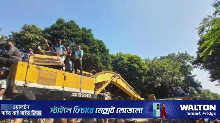 ৩২ নম্বরের দিকে যাওয়া ২টি বুলডোজার আটকে দিল সেনাবাহিনী