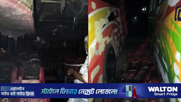 নোয়াখালীতে দাঁড়িয়ে থাকা বাসে আগুন