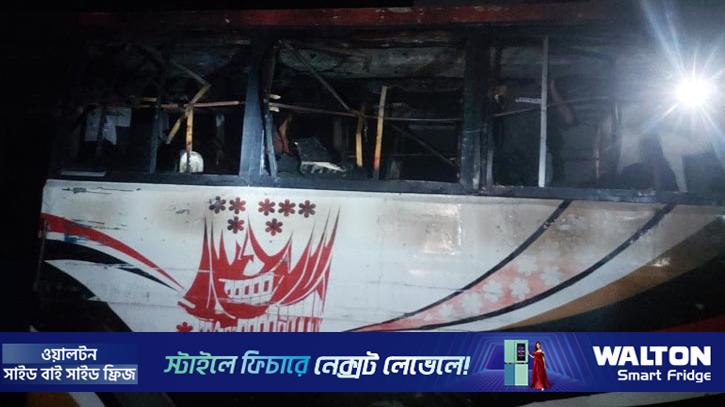 ধামরাইয়ে দাঁড়িয়ে থাকা বাসে আগুন
