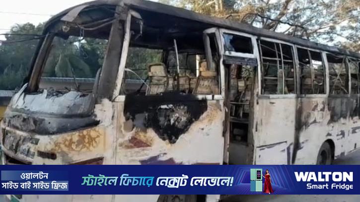 লক্ষ্মীপুরে গ্যারেজে থাকা বাসে আগুন দিল সন্ত্রাসীরা