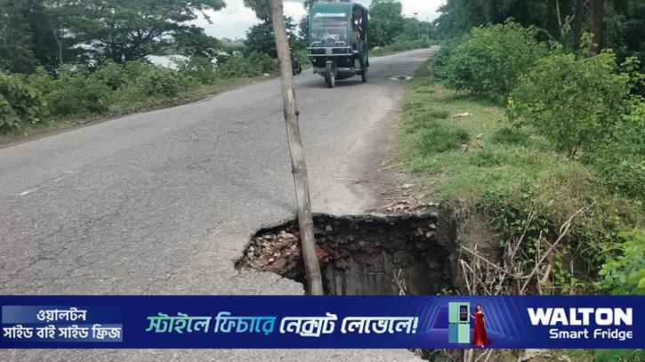 মেঘনা-ধনাগোদা বেড়িবাঁধ সড়ক যেন মরণফাঁদ