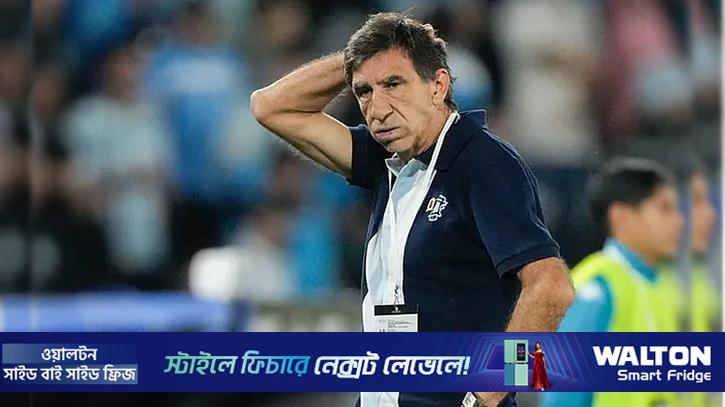 ম্যাচ চলাকালীন ধূমপান করে আলোচনায় আর্জেন্টাইন কোচ