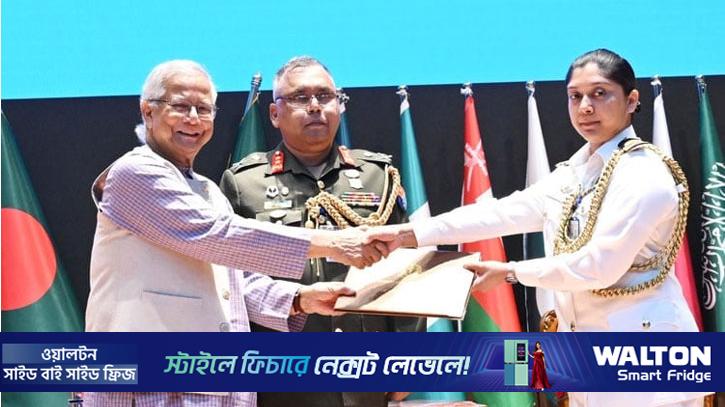 সামরিক বাহিনী কমান্ড ও স্টাফ কলেজে গ্র্যাজুয়েশন সনদ বিতরণ প্রধান উপদেষ্টার