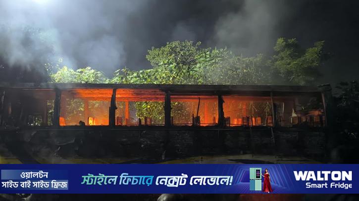 এবার সাভারে দাঁড়িয়ে থাকা বাসে অগ্নিসংযোগ