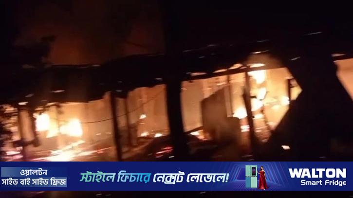 নবাবগঞ্জে অগ্নিকাণ্ডে বৃদ্ধের মৃত্যু, ভস্মীভূত ১১ ঘর 