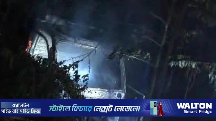 কেরানীগঞ্জে থানার সামনে থাকা লেগুনায় আগুন 