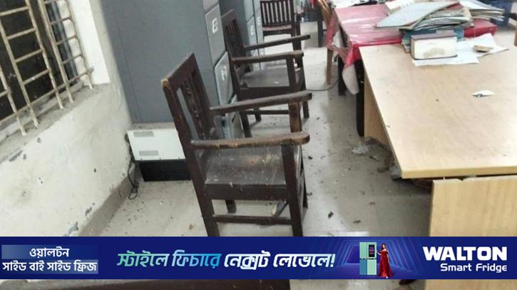 কোটালীপাড়া থানা ও উপজেলা পরিষদে ককটেল বিস্ফোরণ, ৩ পুলিশ আহত