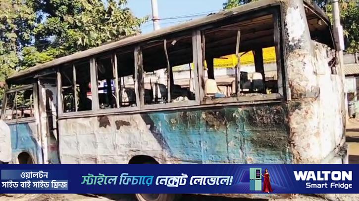 আশুলিয়ায় দাঁড়িয়ে থাকা মিনিবাসে আগুন