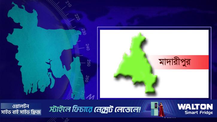 মাদারীপুরে কাভার্ড ভ্যানের চাপায় দুই বন্ধু নিহত