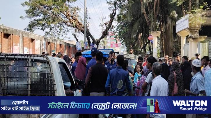 নোয়াখালীতে গ্যাস সরবরাহের দাবিতে সড়কে বিক্ষোভ 