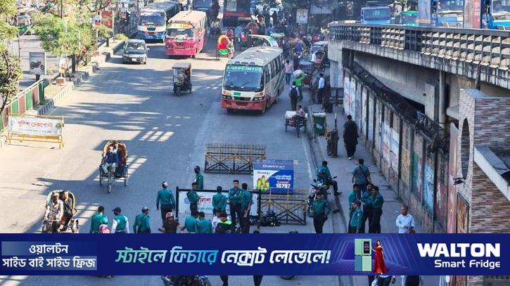 চেকপোস্ট বসিয়ে চলছে তল্লাশি, ঢাকায় যান চলাচল স্বাভাবিক