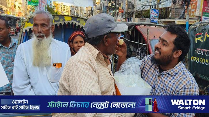 শেখ হাসিনার মৃত্যুদণ্ডকে স্বাগত জানিয়ে রাজশাহীতে মিষ্টি বিতরণ