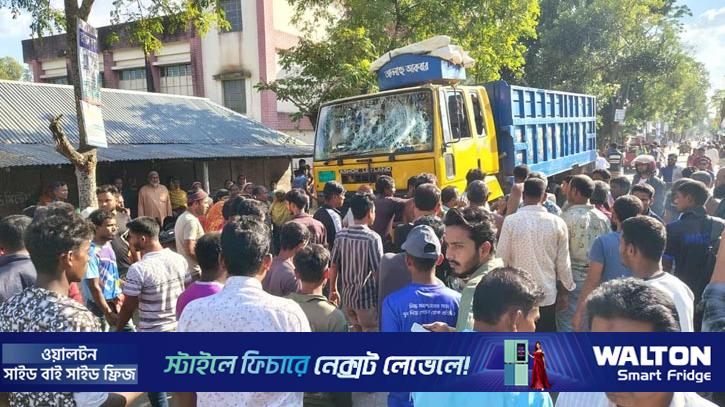 নীলফামারীতে সড়ক দুর্ঘটনায় ছাত্রী নিহত, ট্রাক ভাঙচুর 