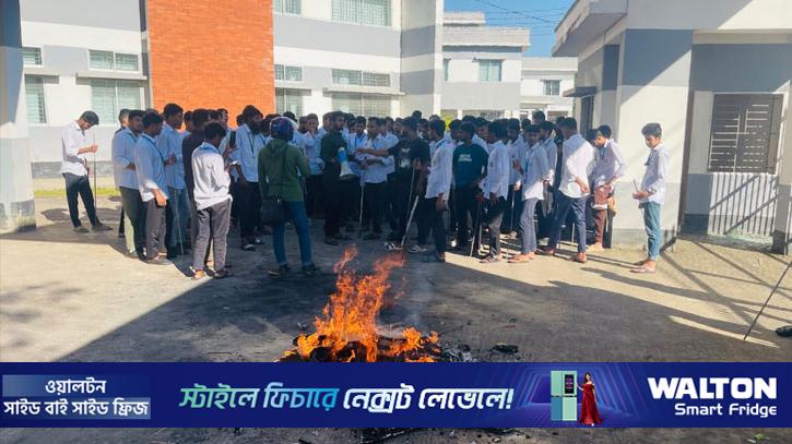 প্রাণীসম্পদ অধিদপ্তরের নিয়োগ বিধি সংশোধনের দাবিতে বিক্ষোভে শিক্ষার্থীরা