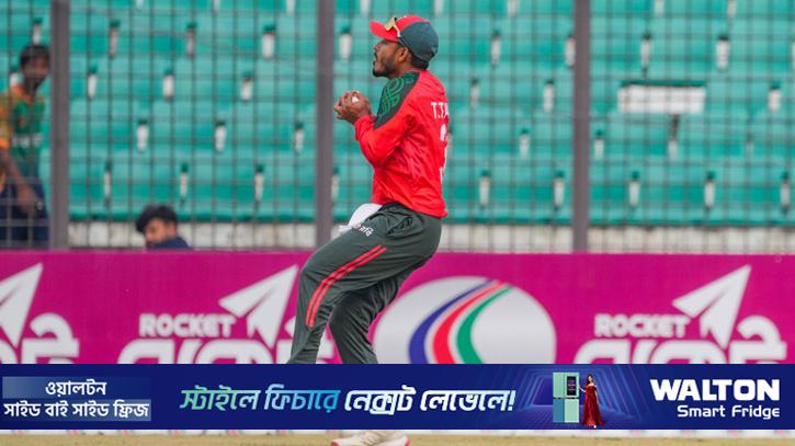 ৫ ক‌্যাচ নিয়ে বিশ্ব রেকর্ড ছুঁলেন তানজিদ