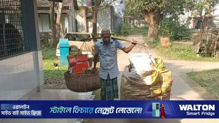 হাত পেতে নয়, ফেরি করে সংসার চালান অন্ধ মাবুদ