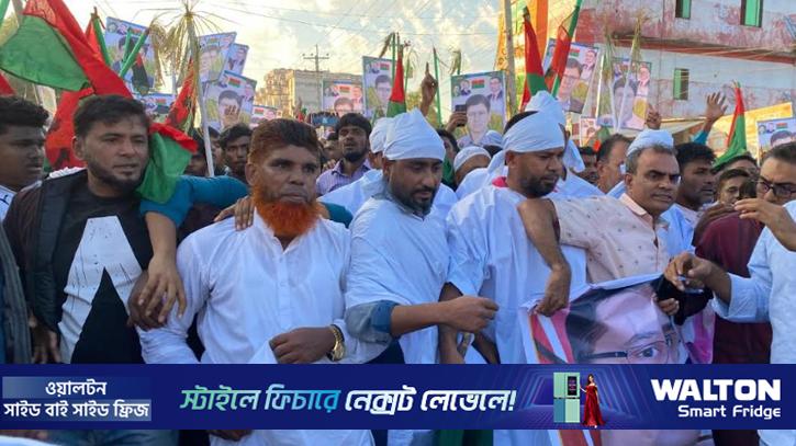 বিএনপির প্রার্থী পরিবর্তনের দাবিতে কাফনের কাপড় পরে মিছিল