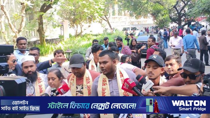 রায় শুনতে ট্রাইব্যুনালে জুলাই যোদ্ধারা, শেখ হাসিনার ফাঁসির দাবি