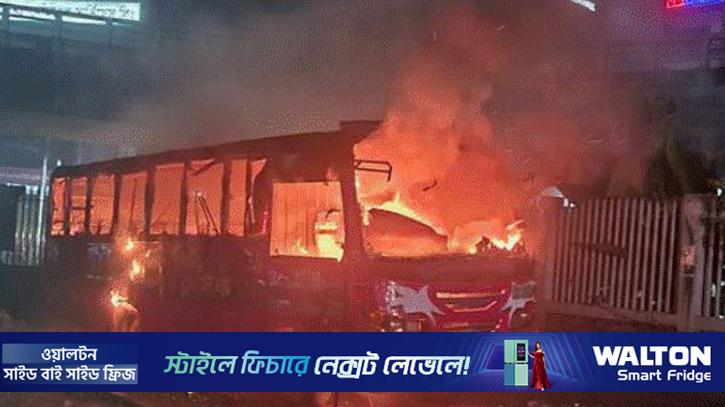 রামপুরায় বাসে আগুন 