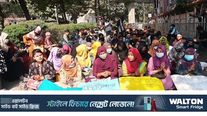 শিক্ষা ভবনের সামনে আজও সাত কলেজের শিক্ষার্থীদের অবস্থান 