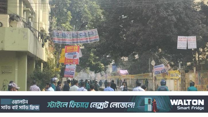 ‘শান্তিচুক্তির’ পরও ২ কলেজের সংঘর্ষ, নিয়ন্ত্রণে টিয়ারশেল-সাউন্ড গ্রেনেড