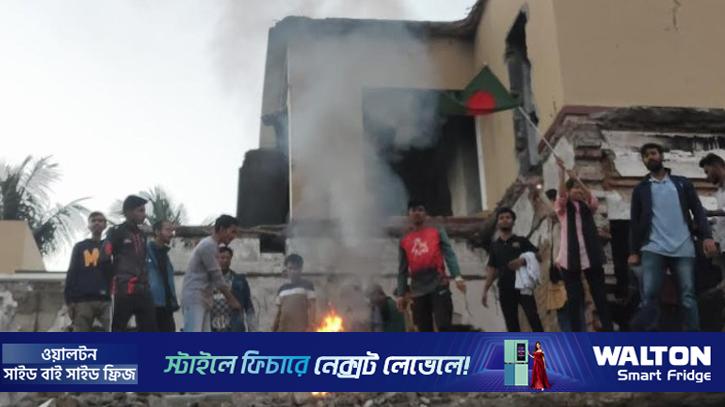 শেখ হাসিনার ফাঁসির রায়ে খুলনায় মিষ্টি বিতরণ, শেখ বাড়িতে ভাঙচুর-অগ্নিসংযোগ