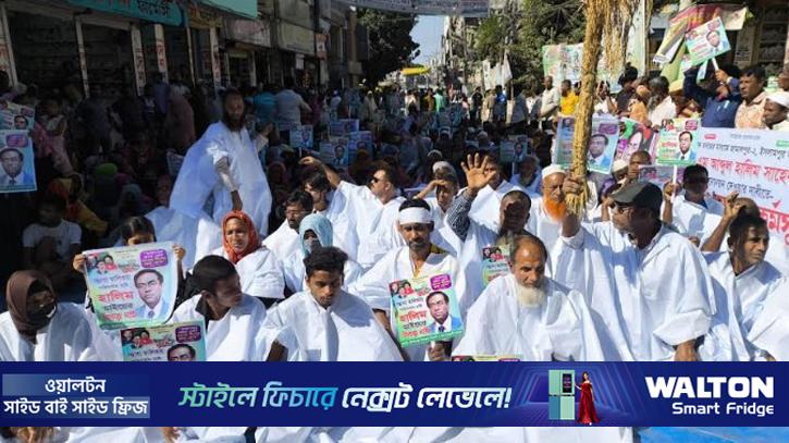 মনোনয়ন পরিবর্তনের দাবিতে কাফনের কাপড় পরে অনশন 