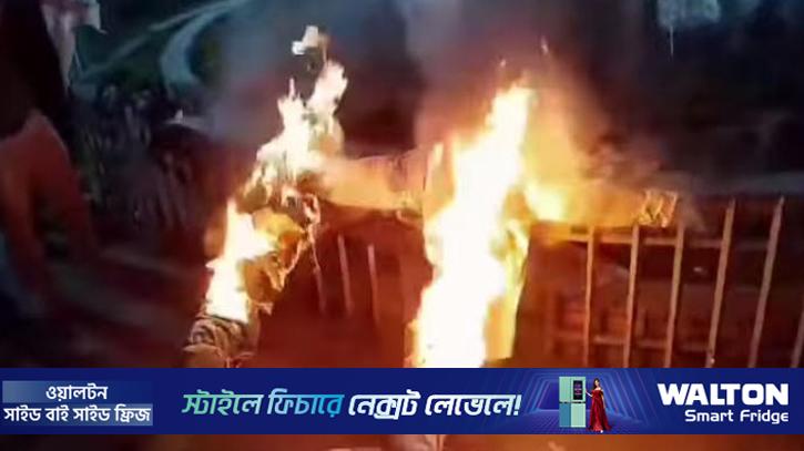 ঢাবিতে পিনাকী ও ইলিয়াসের কুশপুতুল দাহ