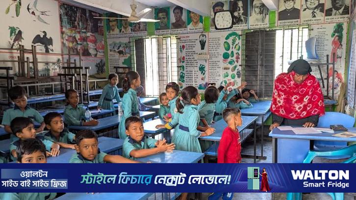 শিক্ষকরা কর্মবিরতিতে, পরীক্ষা নিলেন অভিভাবকরা