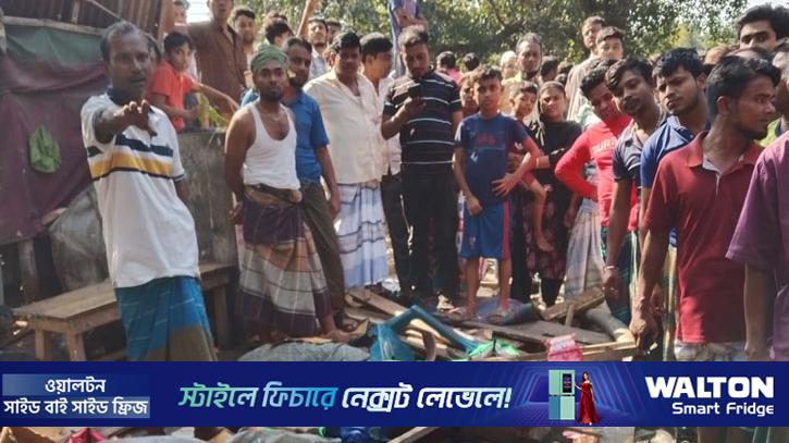 নিয়ন্ত্রণ হারিয়ে দোকানে ঢুকে গেল কাভার্ডভ্যান, নিহত ১