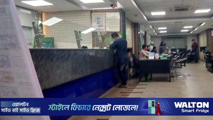 সম্মিলিত ইসলামী ব্যাংক: গ্রাহক আসেনি, কাজও নেই