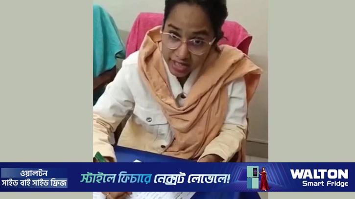 রোগী দেখার সময় গেম খেলায় ব্যস্ত চিকিৎসক