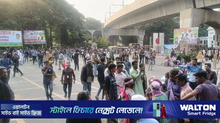 শিক্ষা ভবন মোড় অবরোধ সাত কলেজ শিক্ষার্থীদের, যান চলাচল বন্ধ