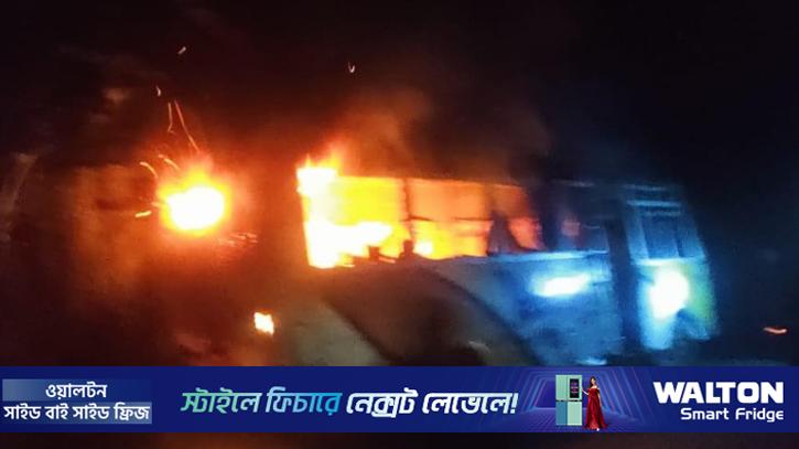 বরিশালে পার্কিংয়ে রাখা বাসে আগুন