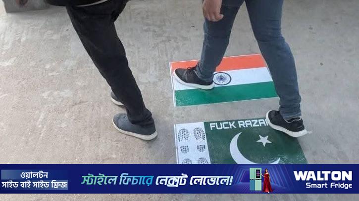 ডাকসু ভবন ও তিন হলের প্রবেশপথে মাটিতে পাকিস্তান-ভারতের পতাকা