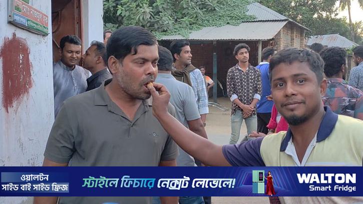 শেখ হাসিনার ফাঁসির রায়ে হিলিতে আনন্দ মিছিল, মিষ্টি বিতরণ