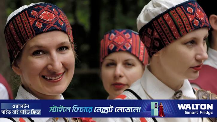 বর ভাড়া করছেন লাটভিয়ার নারীরা