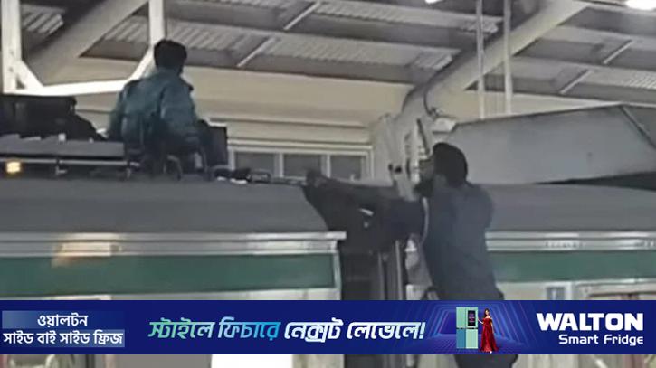 মেট্রোরেলের ছাদে ২ যুবক, চলাচল বন্ধ