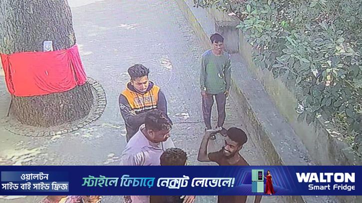 বাঁশ না পেয়ে পুরোহিতকে মারধর