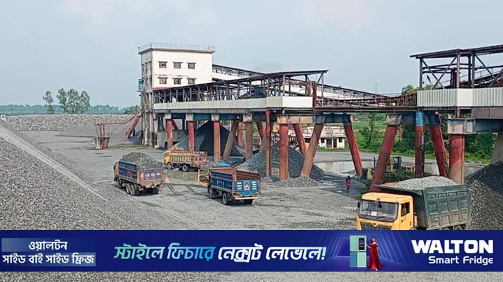 ভূমিকম্প ও দুর্ঘটনার আশঙ্কায় মধ্যপাড়া খনি থেকে পাথর উত্তোলন বন্ধ